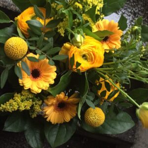 Tæt blomsterbuket i gule farver