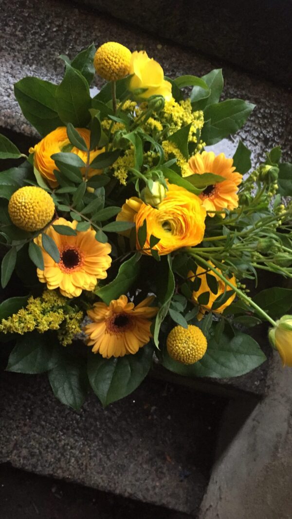 Tæt blomsterbuket i gule farver