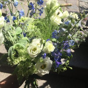 luftig hvid og blå blomsterbuket