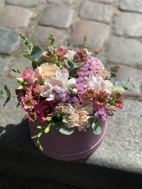 E07C018D-D6F1-4EE0-B6D4-463F3A73FB17 Blomster i hatteæske Afskåret friske blomster pyntet i Oasis i en hatteæske lavet efter sassonen