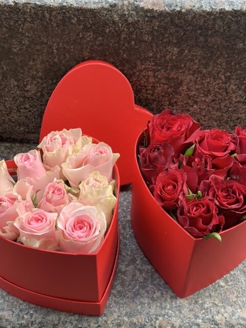 hjerteformet æsker med roser i rød eller lyserød 
