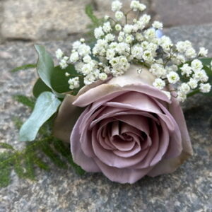 Brystbuket/knaphulsblomst i støvet lilla