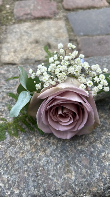 Brystbuket/knaphulsblomst i støvet lilla