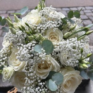 Brudebuket i klassisk hvide farver