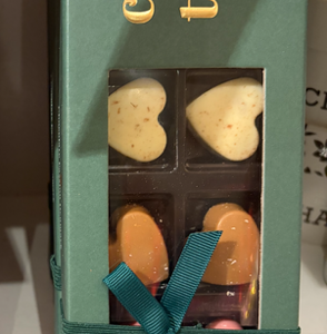 Fyldte hjertechokolader i grøn æske