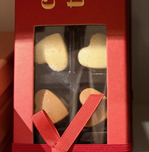 Fyldte hjertechokolader i rød æske